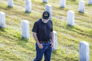 USA Vietnam War Veteran in Military Cemetery Reading Tombstone Inscriptions-cm