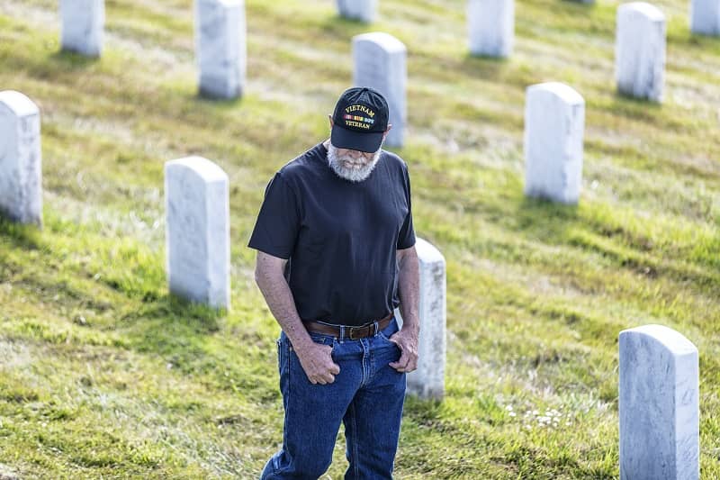 USA Vietnam War Veteran in Military Cemetery Reading Tombstone Inscriptions-cm